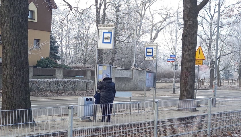 Peron przystankowy południowy na ul. Olszewskiego przed rozpoczęciem inwestycji.